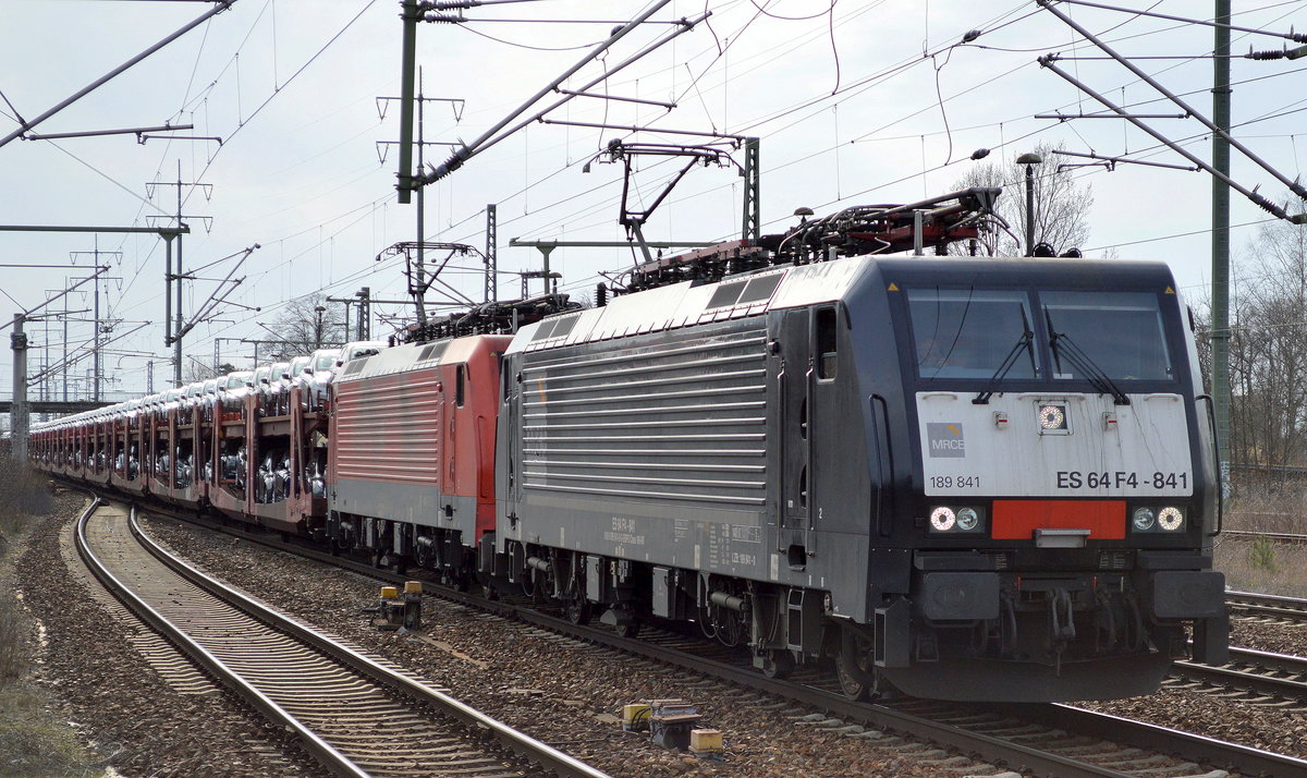 DB Cargo mit 189ér Doppeltraktion mit MRCE Dispo 189 841-0 + 189 018-5 und PKW-Transportzug mit fabrikneuen FORD FOCUS am 22.03.17 Durchfahrt Bf. Flughafen Berlin-Schönefeld.