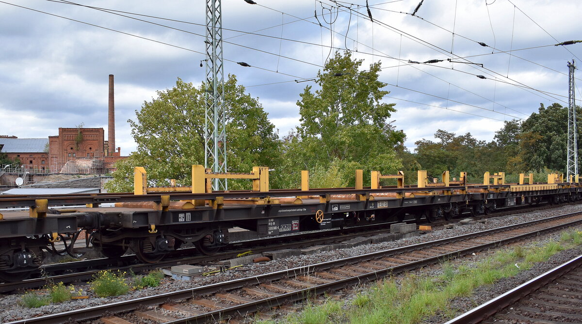 DB Cargo mit einer Langschienentransporteinheit (120 m), im Bild der Wagen mit der Nr. 33 RIV 80 D-DB 3916 046-4 Rgs ??? in einem Schienentransportzug am 18.09.25 Höhe Bahnhof Magdeburg-Neustadt.