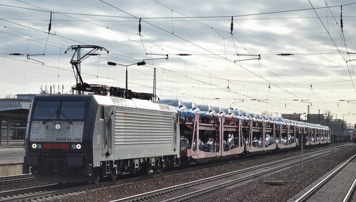 DB Cargo mit der MRCE Dispo E 189-452 und PKW-Transportzug am 16.03.17 Bf. Flughafen Berlin-Schönefeld.