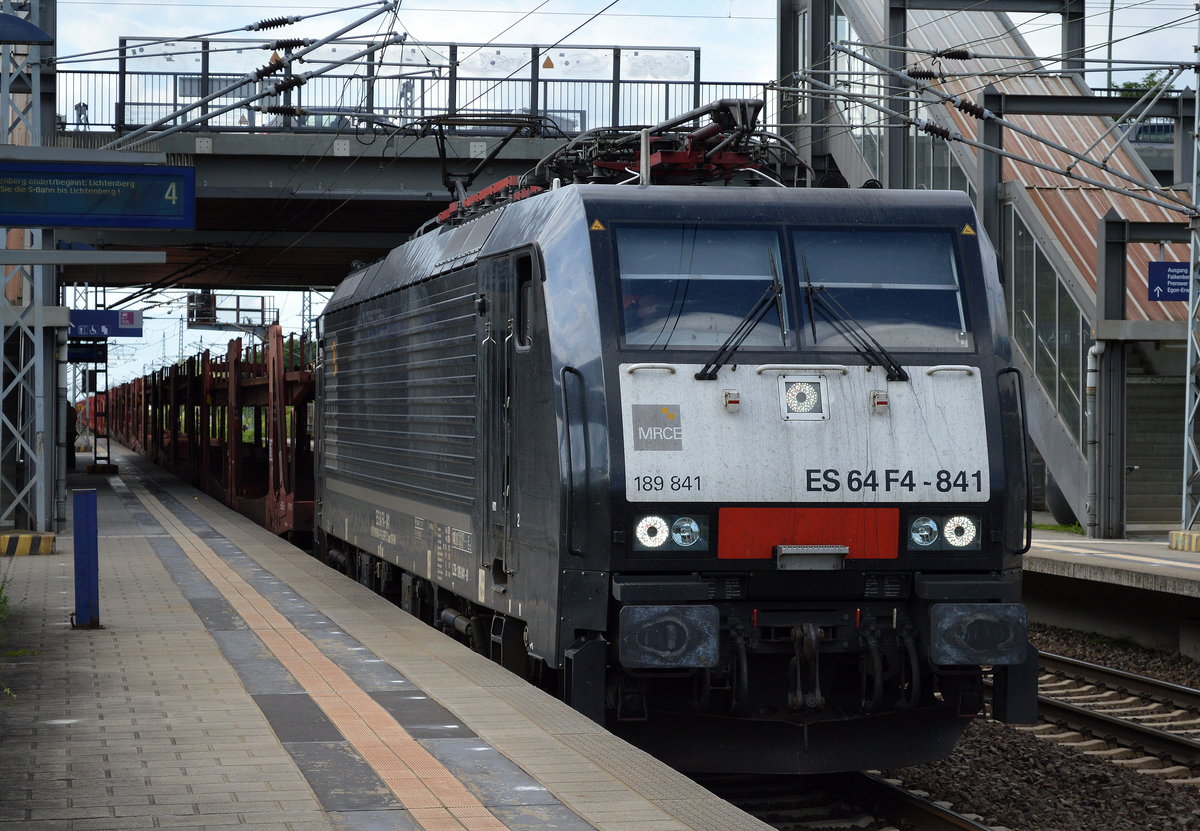 DB Cargo mit der MRCE Dispo 189 841-0 und PKW-Transportzug (leer) Durchfahrt BF. Berlin-Hohenschönhausen am 04.08.17