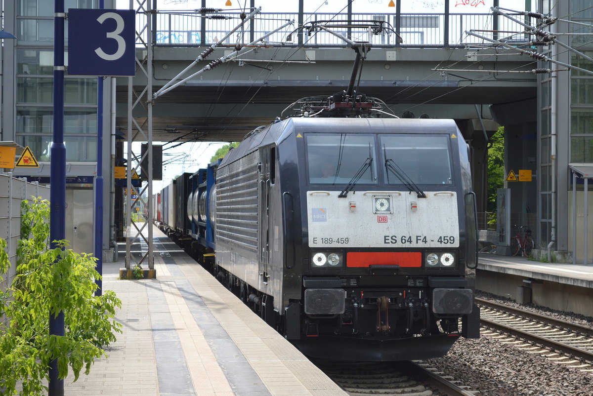 DB Cargo mit der MRCE Dispo ES 64 F4-459 und Containerzug am 06.07.17 Bf.Berlin-Hohenschönhausen.