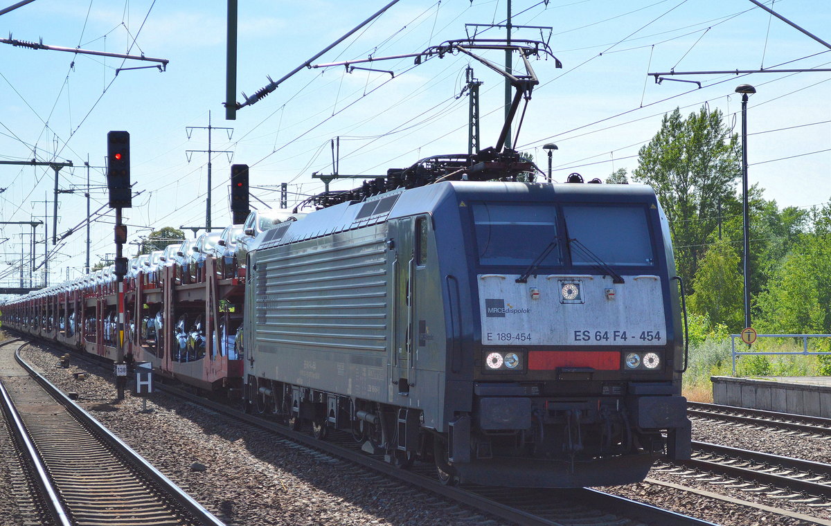 DB Cargo mit der MRCE Dispolok 189 454-2 und einem PKW-Transportzug am 22.07.16 Bf. Flughafen Berlin-Schönefeld.
