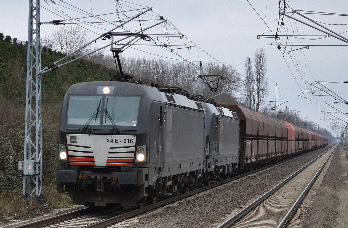 DB Cargo mit den MRCE Vectron 193 616-0 (X4 E - 616) + 193 615-2 (X4 E - 615) und Erzzug am 07.02.17 Berlin-Hohenschönhausen. 