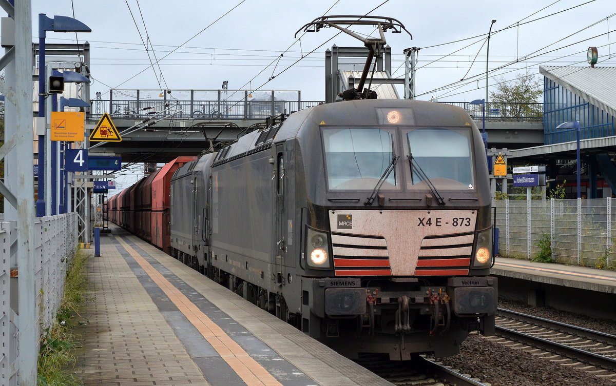 DB Cargo mit der MRCE Vectron Doppeltraktion X4 E - 873 + X4 E - 600 und Erzzug Richtung Eisenhüttenstadt am 12.11.17 Bf. Berlin-Hohenschönhausen.