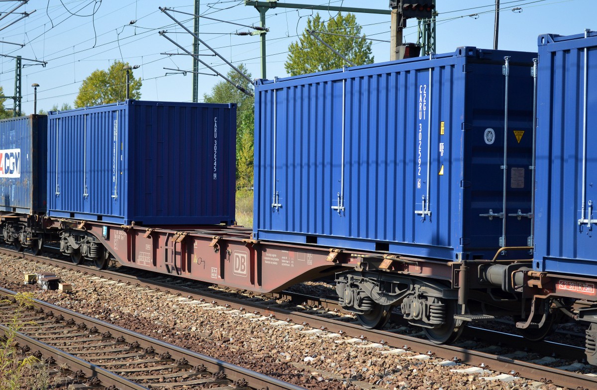 DB Containertragwagen mit der Nr. 31 TEN 80 D-DB 4543 435-0 Sgns 681 beladen mit zwei blauen Containern mit auff�ligen Seitenverstrebungen? am 04.09.14 Bhf. Flughafen Berlin-Sch�nefeld.