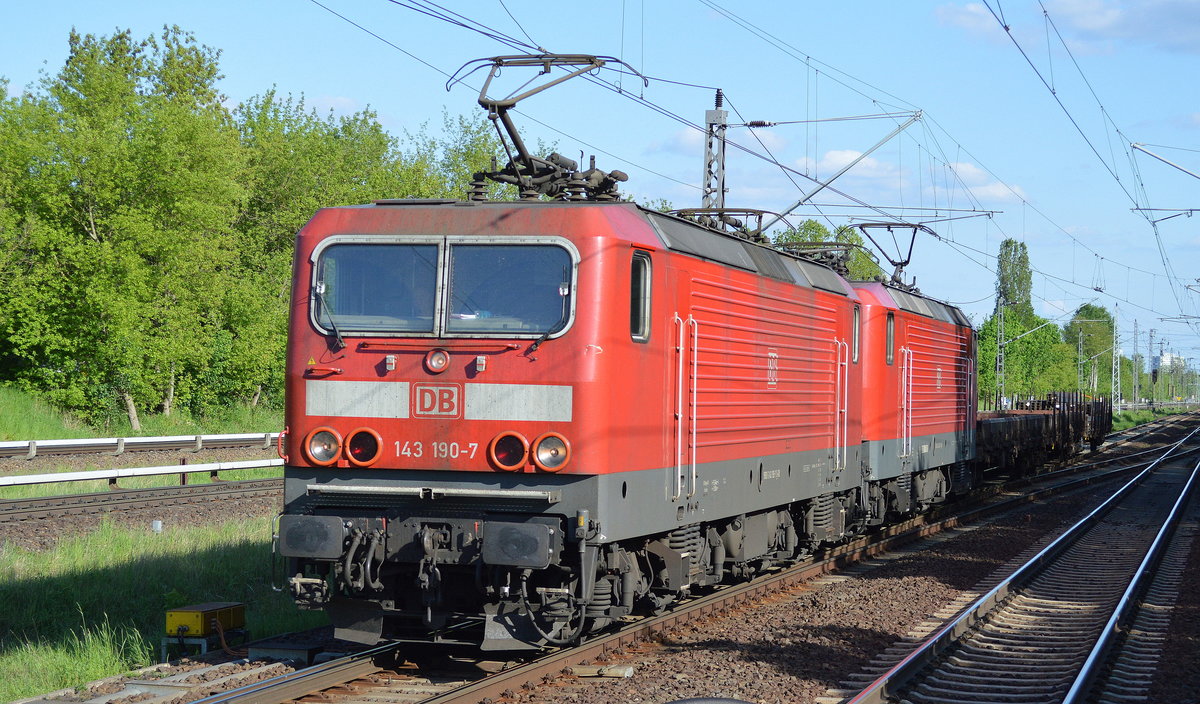DB Doppeltraktion 143 190-7 + 143 350-7 mit zwei Güterwagen am 15.05.17 Berlin-Hohenschönhausen.