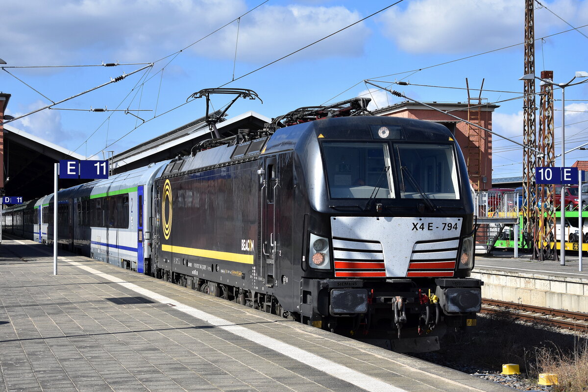 DB Fernverkehr AG [D] mit der geleasten BRCE Vectron  X4 E - 794  [NVR-Nummer: 91 80 6193 794-5 D-DISPO] und dem EC 49 nach Warszawa Wschodnia bei der Ausfahrt Bahnhof Frankfurt/Oder, 01.04.26