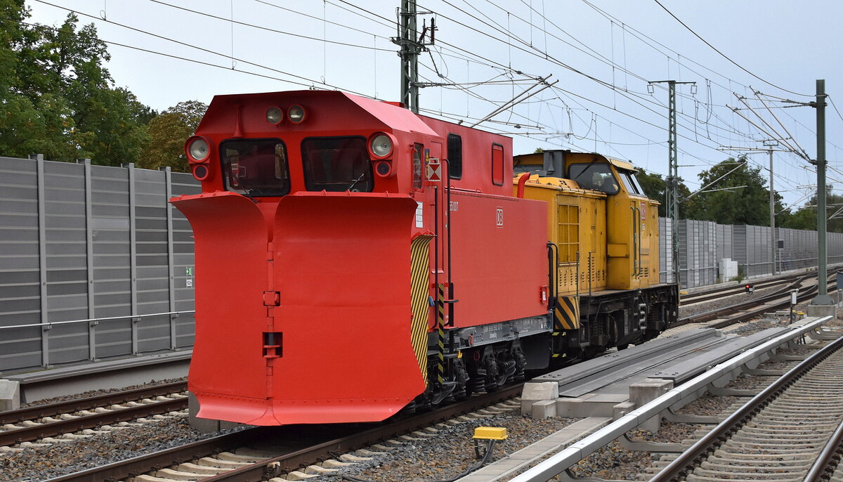 DB InfraGO AG, Frankfurt (Main)/DB Netz Instandhaltung mit dem Schneepfug  755007  (D-DBMP 99 80 9592 007-5) am Haken von  203 305-8  am 22.09.25 Höhe Bahnhof Berlin Karow.