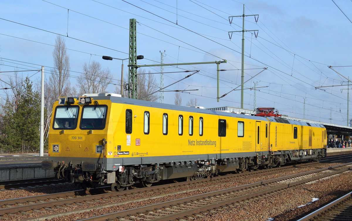 DB Netz Instandhaltung mit dem Fahrwegmesszug (SPZ) 720 301 am 26.01.17 Durchfahrt Bf. Flughafen Berlin-Schönefeld.