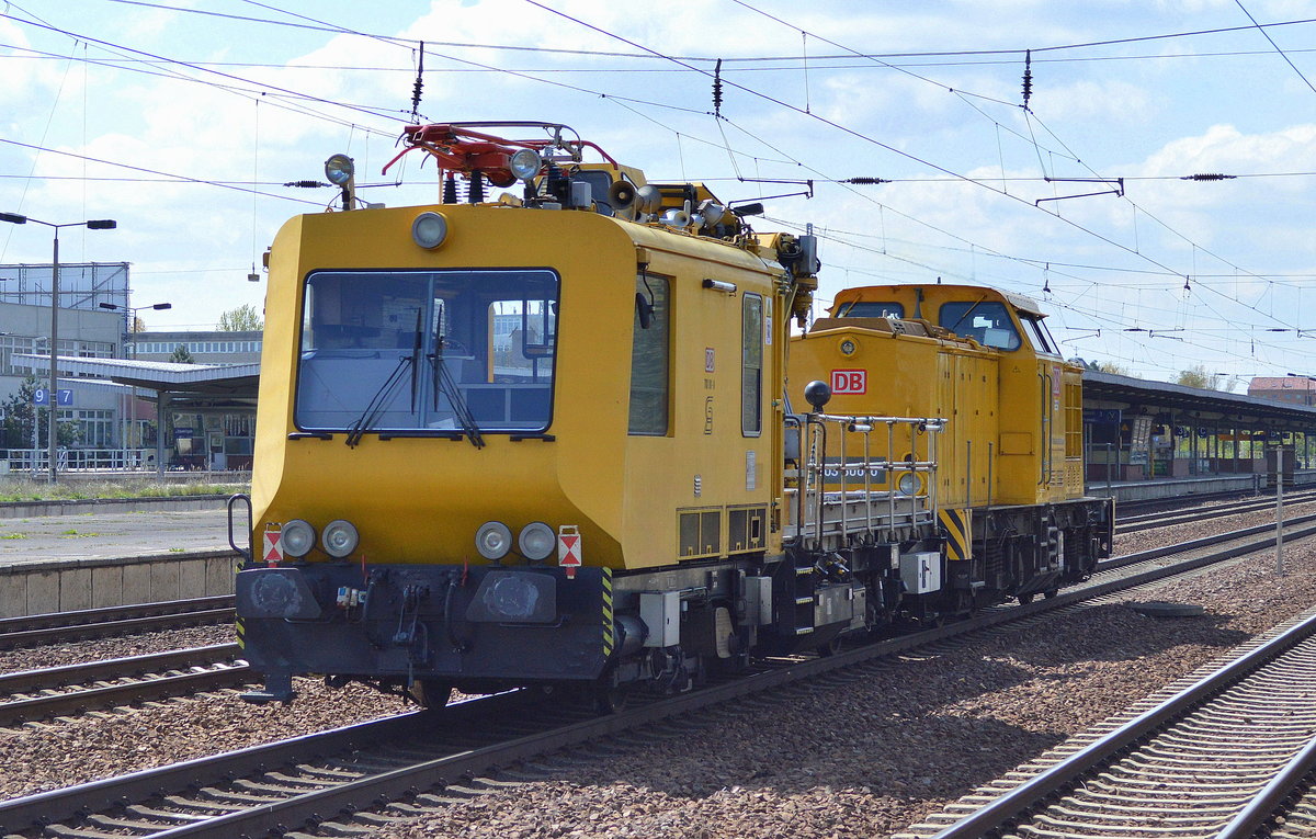 DB Netz mit 203 306-6 und einem Instandhaltungsfahrzeug für Oberleitungsanlagen BR 703.1 (703 101-6, Bauhahr 2000, Hersteller Gleisbaumechanik Brandenburg)am Haken am 20.04.17 BF. Flughafen Berlin-Schönefeld.
