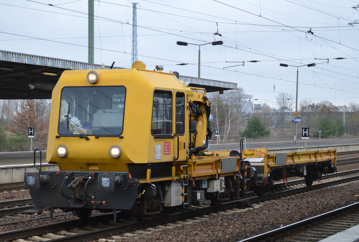 DB Netz mit einem GAF 100R + Hänger am 23.11.15 Durchfahrt Bhf. Flughafen Berlin-Schönefeld.
