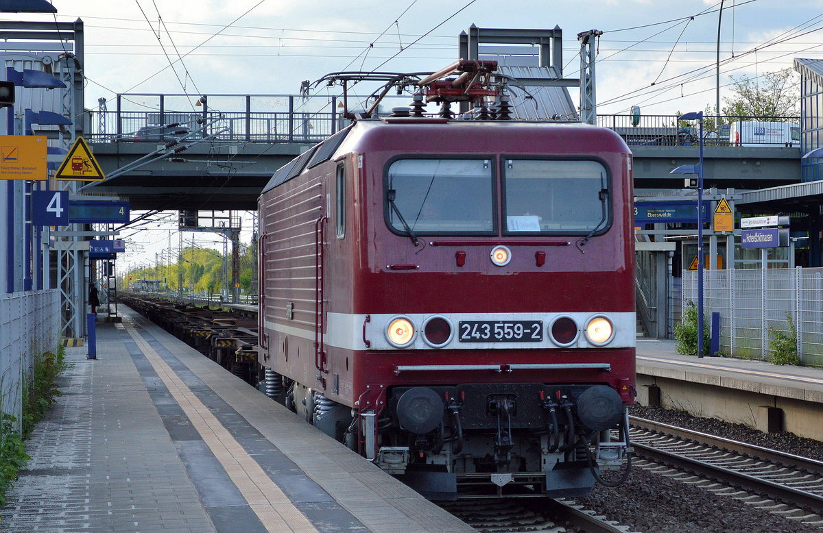 DeltaRail 243 559-2 (143 559-3) mit einem fast leeren Containerzug Durchfahrt Bf. Berlin-Hohenschönhausen am 15.05.17
