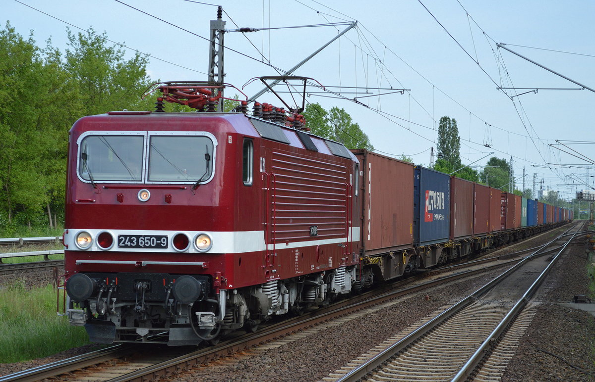 DeltaRail 243 650-9 (143 650-09 mit Containerzug am 29.05.17 Berlin-Hohenschönhausen.