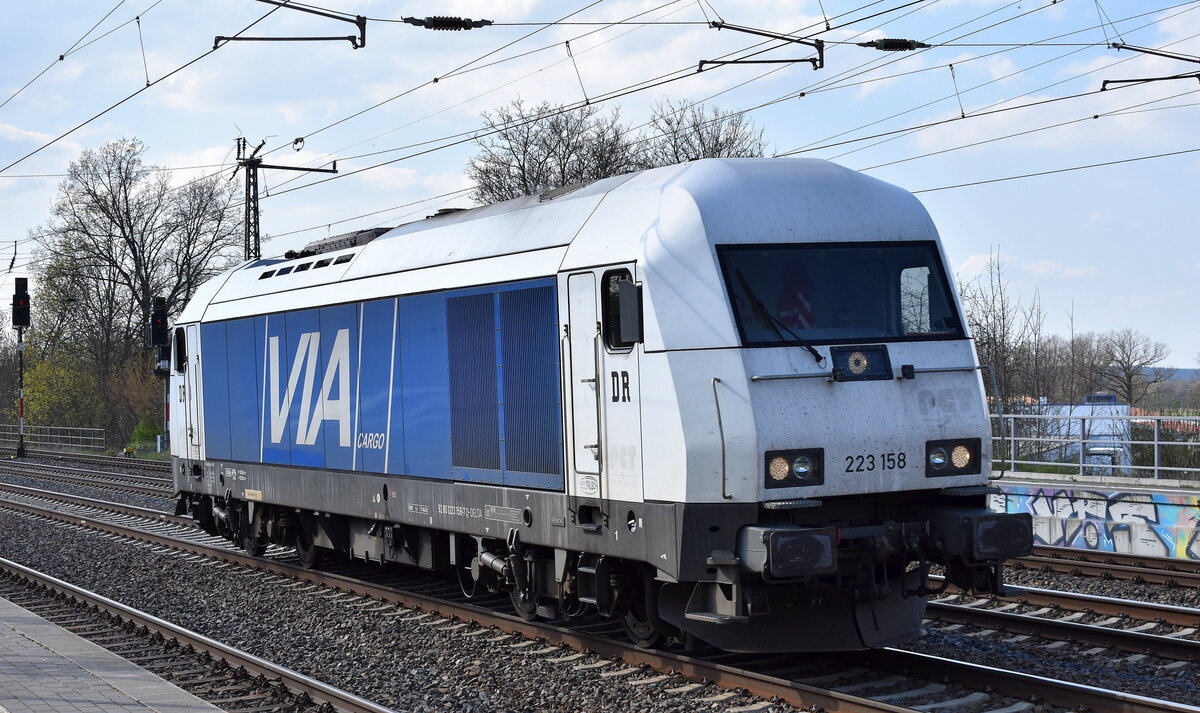 DeltaRail GmbH, Frankfurt (Oder) mit ihrer  223 158  (NVR:  92 80 1223 158-7 D-DELTA ) am 14.04.25 Höhe Bahnhof Saarmund.