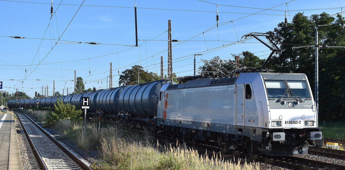DeltaRail GmbH, Frankfurt (Oder) mit der geleasten Akiem Lok   6186262-2  [NVR-Nummer: 91 80 6186 262-2 D-AKIEM] und einem Kesselwagenzug (für Dieselkraftstoff) am 26.08.25 Höhe Bahnhof Frankfurt/Oder.