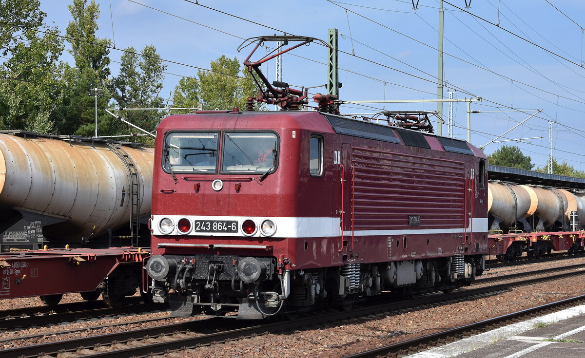 DeltaRail GmbH, Frankfurt (Oder) mit ihrer  243 864-6  , Name: Netti  (NVR:  91 80 6143 864-7 D-DELTA ) beim Umsetzen im Bahnhof Schönefeld b. Berlin am 27.08.25