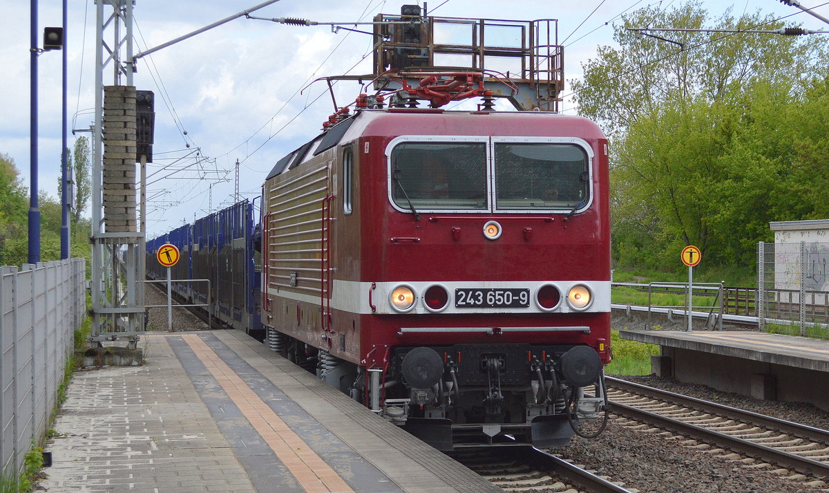 DeltaRail GmbH mit der 243 650-9 (143 650-0) und einem Leerzug PKW-Transportwagen Durchfahrt Bf. Berlin-Hohenschönhausen, 09.05.17
