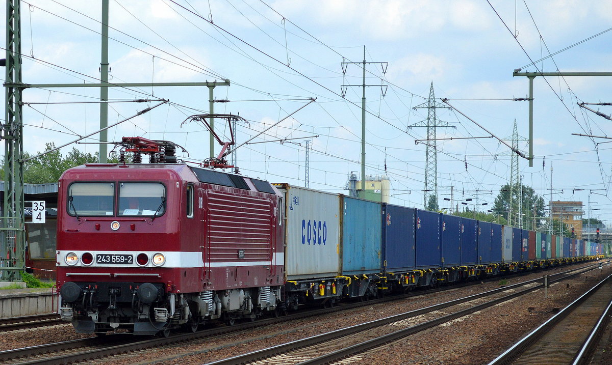 DeltaRail mit 243 559-2 (143 559-3) und Containerzug am 28.06.17 Bf. Flughafen Berlin-Schönefeld.