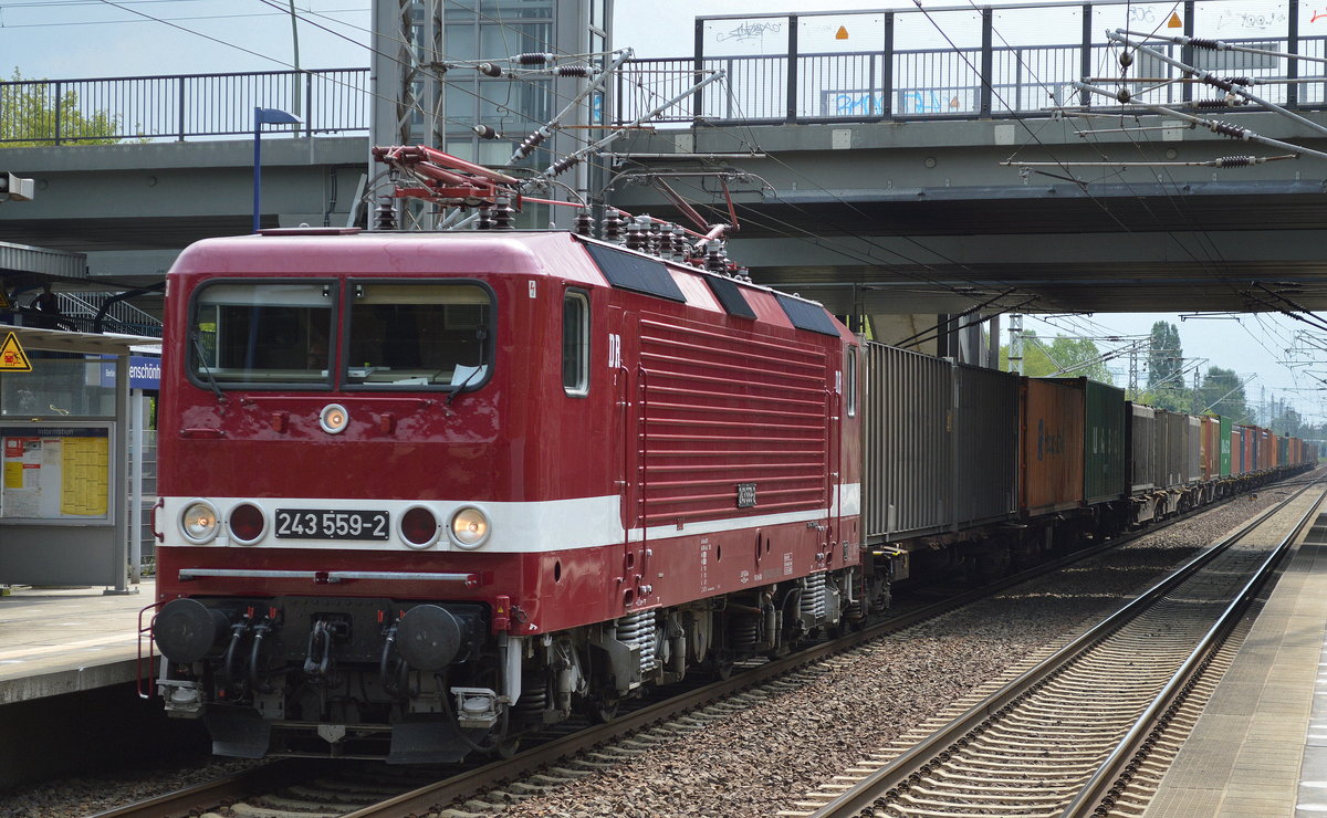 DeltaRail mit ihrer 243 559-2 (143 559-3) und Containerzug ab Frankfurt/Oder am 02.08.17 Bf. Berlin-Hohenschönhausen.