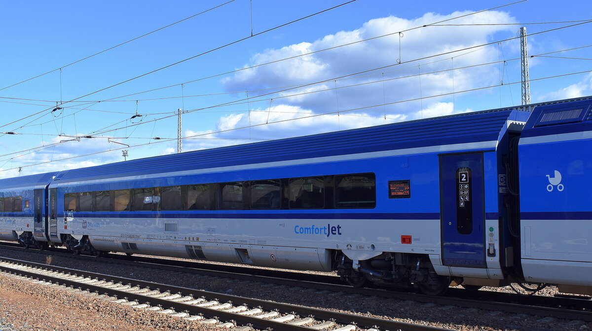 Der ComfortJet ist ein fest gekuppelter und 230 km/h schneller Wendezug der České dráhy (ČD). Hier aus der Garnitur der Wagen mit der Nr. CZ-CD 73 54 20-90 406-3 Bmpz ??? 2. Klasse Waggon in einem EC aus Prag am 17.03.25 Höhe Bahnhof Schönefeld b. Berlin.
