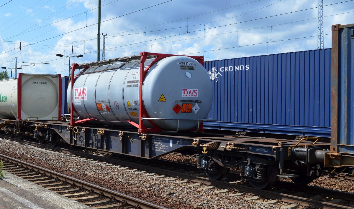 Der deutsche Spezialist für die Vermietung von Tankcontainern, TWS (RENT A TAINER) mit Tankcontainer LT. UN-Nr.33/1203 für den Transport von Benzin, 12.08.14 Bhf. Flughafen Berlin-Schönefeld. 