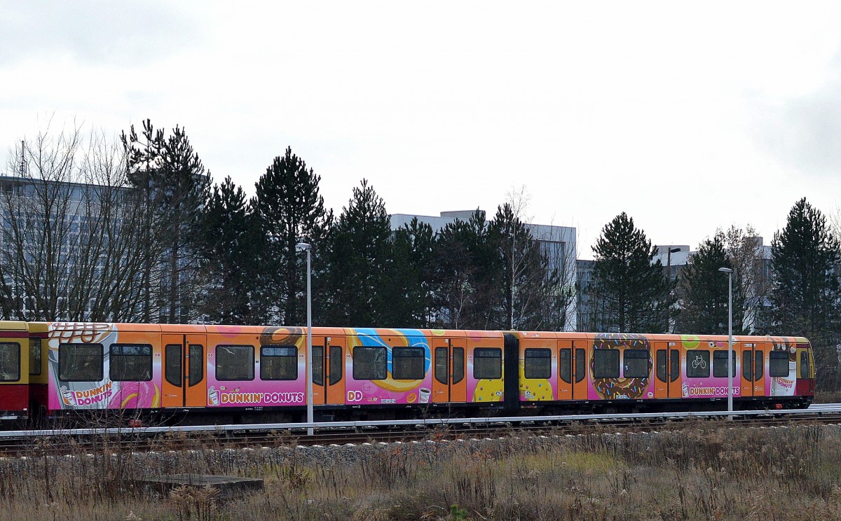 Der farbige Werbe-Viertelzug der Berlin S-Bahn 481 412-5/482 412-4 am 27.11.15 Bhf. Flughafen Berlin-Schönefeld.