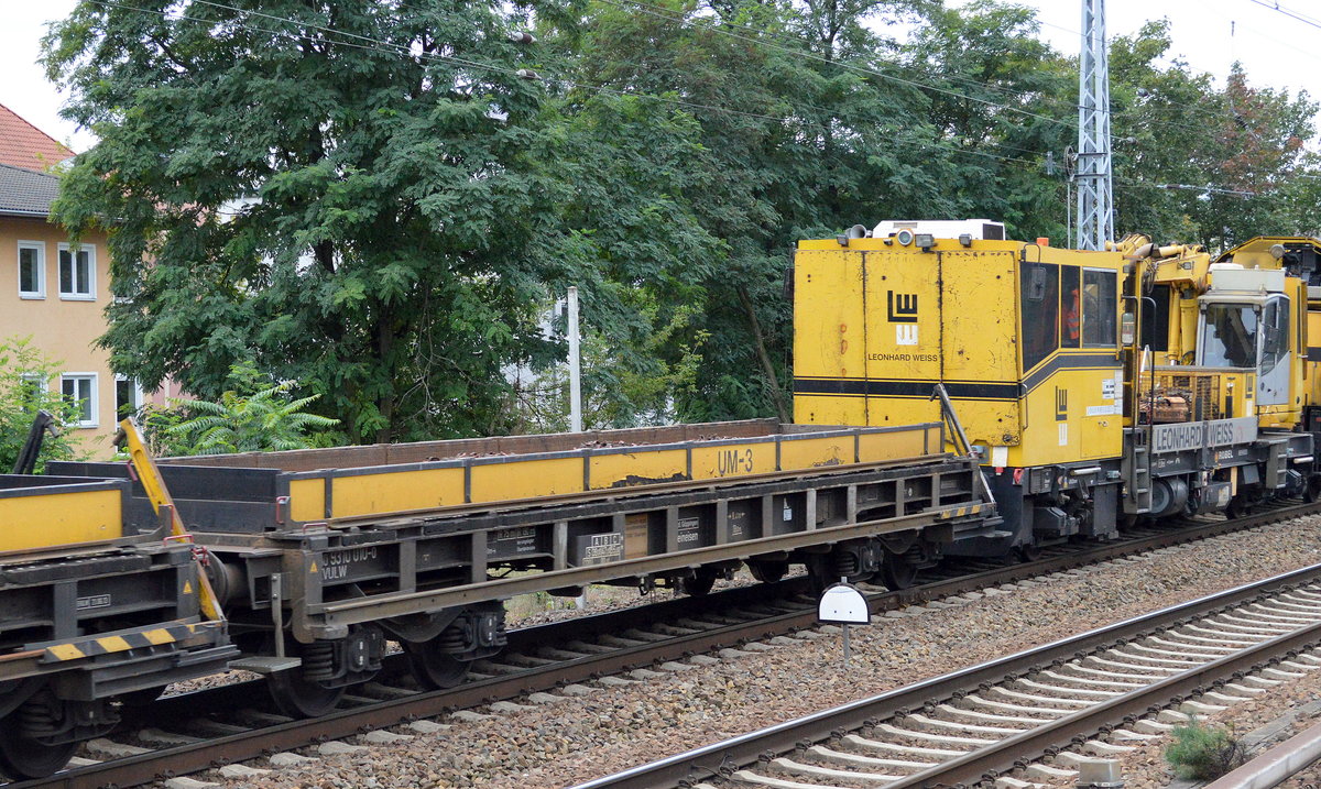 Der Gleisumnbauzug Typ UM-3  EDELWEISS  der Fa. LEONHARD WEISS mit zwei baugleichen Flachwagen für die Eisenreste die beim Schientausch anfallen, mit der Nr. 80 9310 011-7/010-0 D-EVULW am 23.09.17 Berlin-Köpenick.