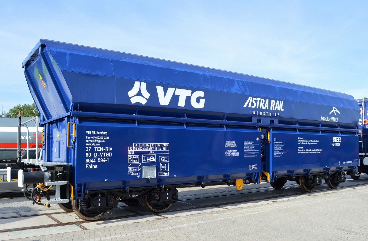 Der klassische Schütgutwagen mit Schwerkraftentladung vom Hersteller Astra Rail mit der Nr. 37 TEN-RIV 80 D-VTGD 6644 594-1 Falns für den großen Wageneinsteller VTG Deutschland vermietet an Arcelor Mttal präsentiert aug der Inno Trans Berlin, 28.09.14