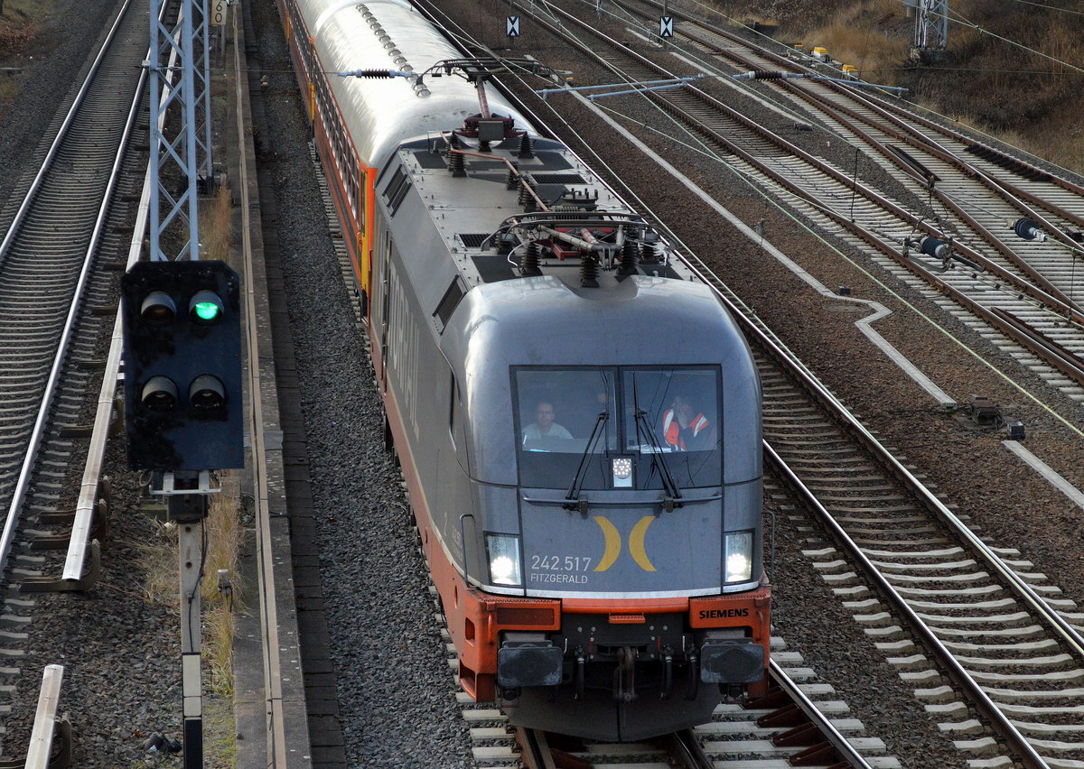 Der Locomore D-Zug Loc 1819 mit 242.517 verlässt Berlin-Lichtenberg Richtung Berliner Stadtbahn am 16.12.16 Berlin-Friedrichsfelde 