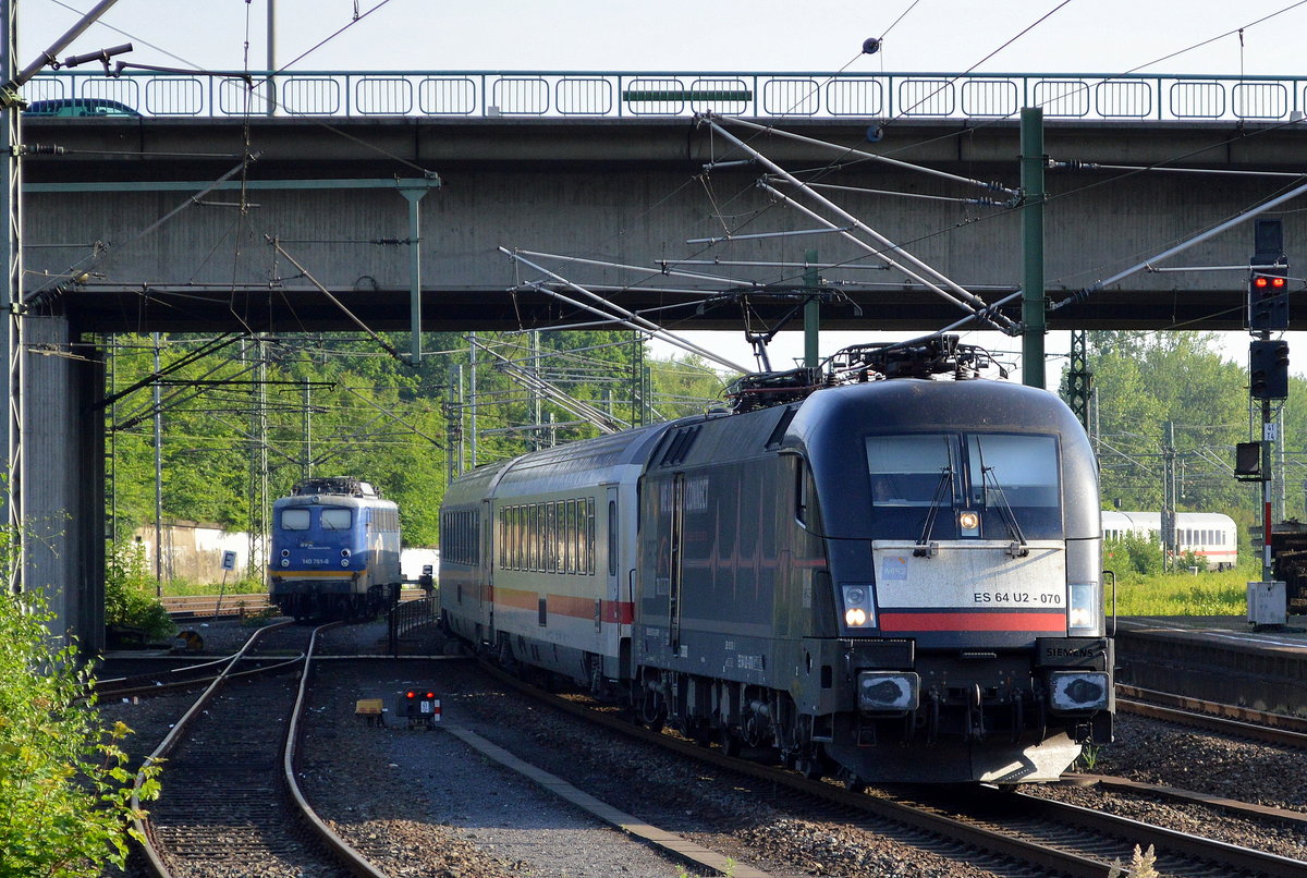 Der MRCE Taurus ES 64 U2-070/182 570-2 von TXL untervermietet an die DB Fernverkehr mit IC bei der Einfahrt Bf. Hamburg-Harburg am 20.06.17