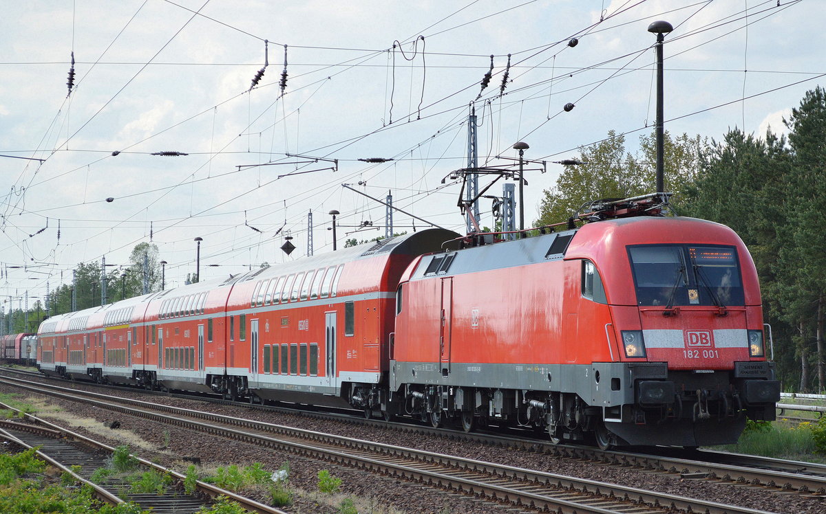 Der RE1 mit der 182 001 am 12.05.16 Berlin-Hirschgarten.