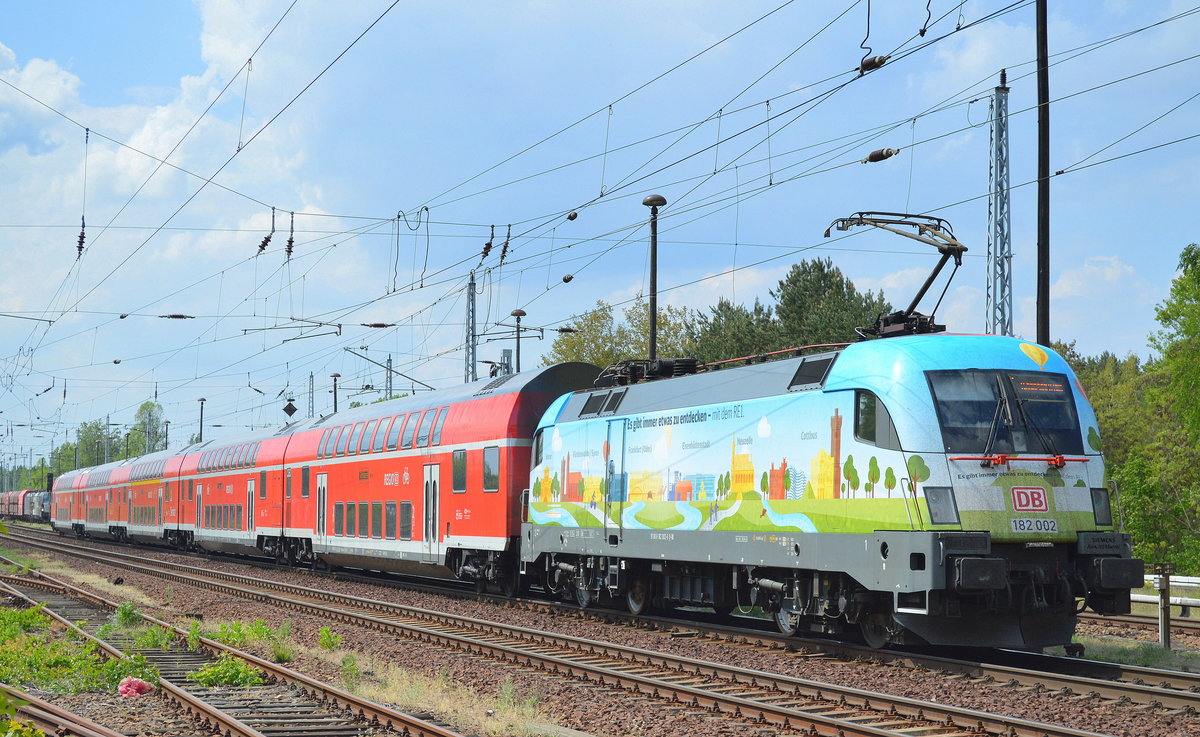 Der RE1 mit der frühlingshaften 182 002 am 12.05.16 Berlin-Hirschgarten.