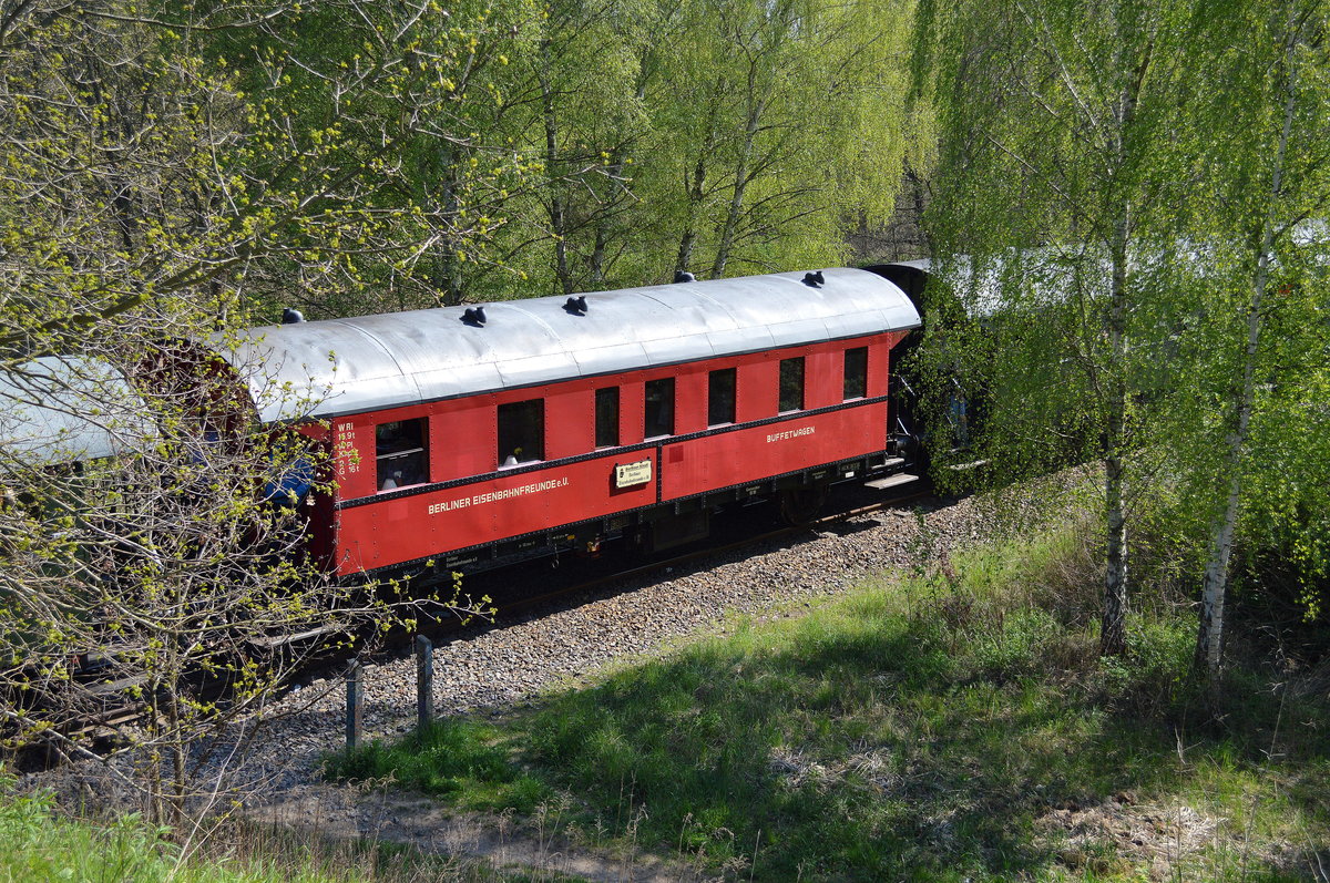 Der rote BUFFETWAGEN der Berliner Eisenbahnfreunde D-BEF 75 80 34 – 25 042-6 Wagengattung WRi (ursprünglich BCi-29, Baujahr 1930, Hersteller Waggonfabrik Uerdingen AG, Krefeld) im Sonderzug zum Frühlingsfest am 05.05.16 Bahnunterführung Höhe Mönchmühle.