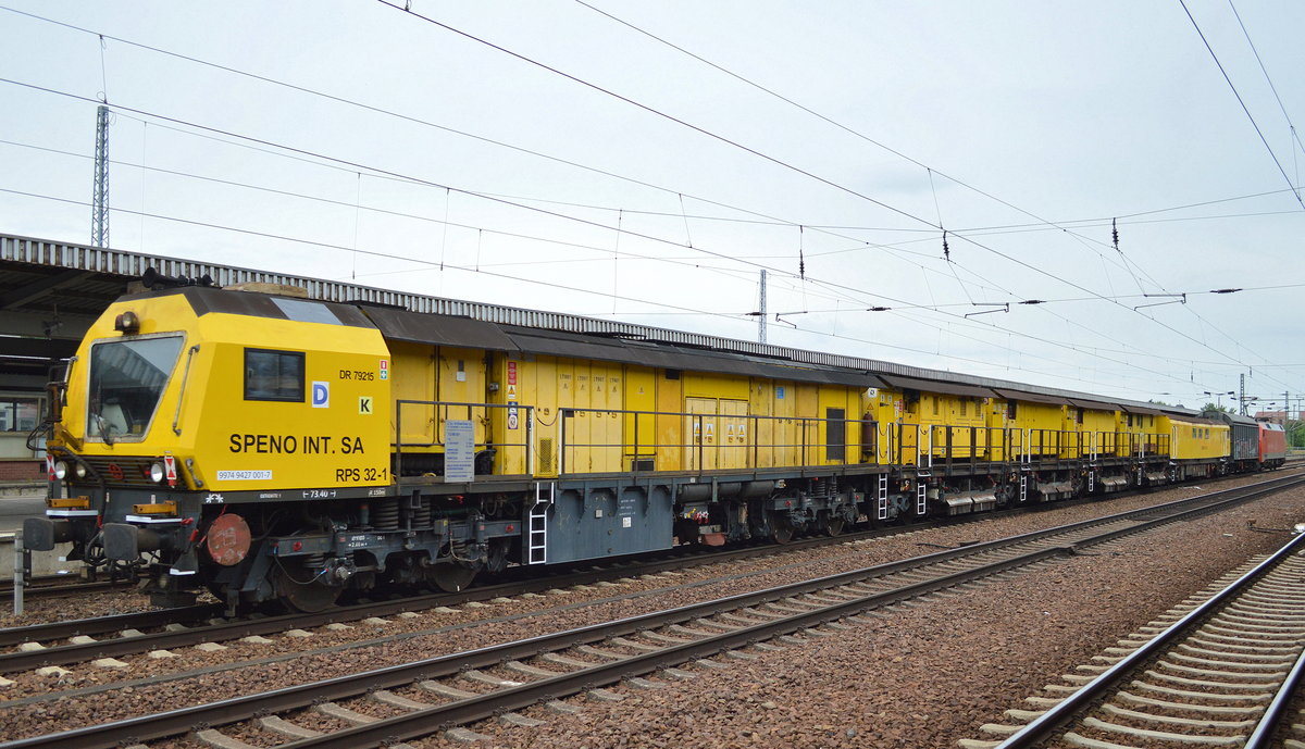 Der Schienenschleifzug SPENO RPS 32-1 am 04.08.16 am Haken von 152 054-3 bei der Durchfahrt Bf. Flughafen Berlin-Schönefeld. 
