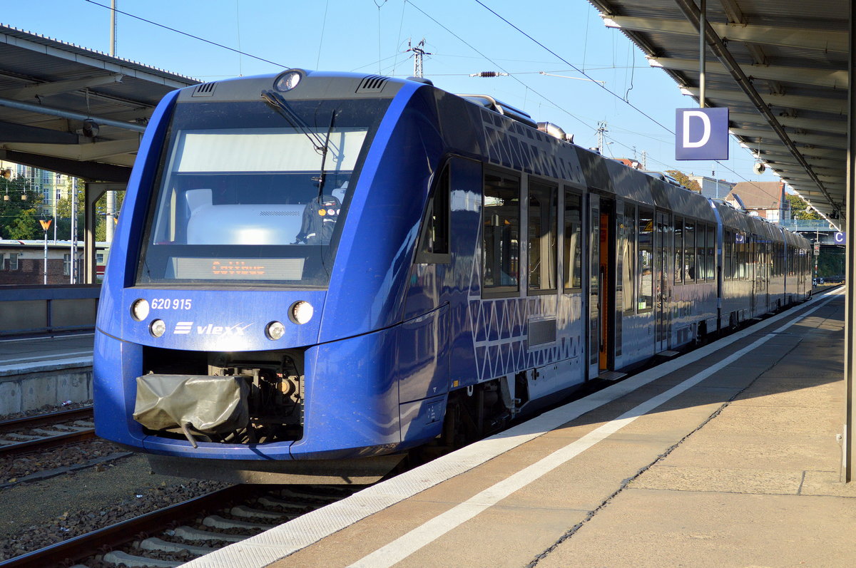 Der täglich Einsetzer am frühen Abend Richtung Cottbus, der von der ODEG gemietete Vlexx 620 915 steht abfahrbereit Bf. Berlin-Lichtenberg.