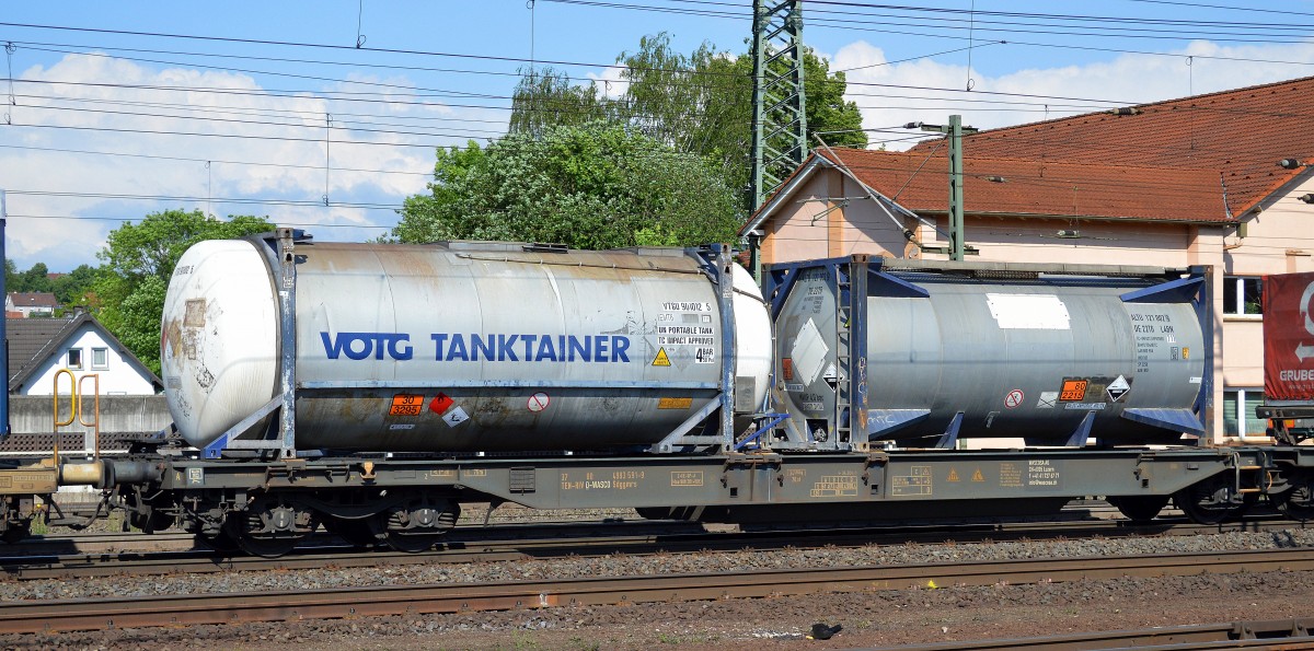 Deutscher Logistiker VOTG Tanktainer GmbH mit Tankcontainer lt. UN-Nr.30/3295 für Kohlenwasserstoff, flüssig und daneben ein Tankcontainer UN-Nr.80/2215 mit geschmolzenem Maleinsäureanhydrit (industrielles Zwischenprodukt) am 24.05.14 Bhf. Fulda.
