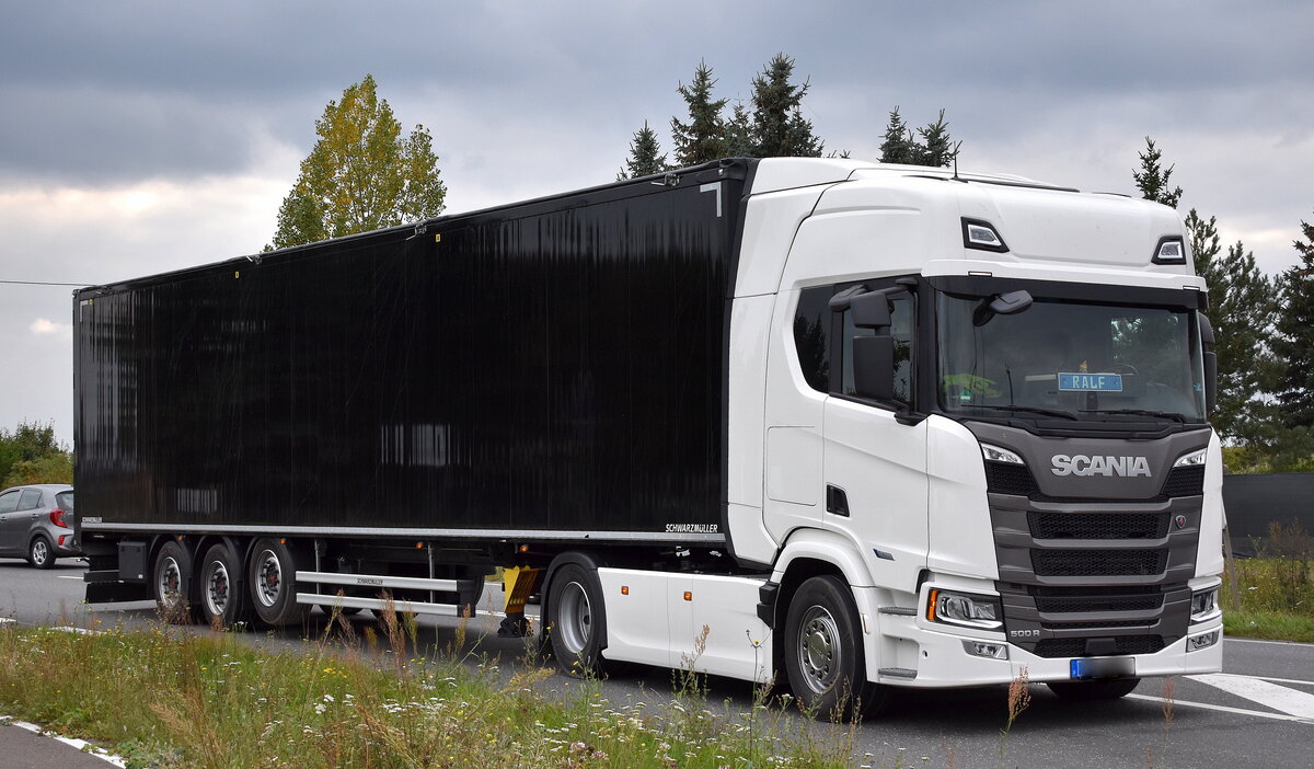 Deutscher Sattelzug mit SCANIA 500 R Zugmaschine am 01.10.25 Höhe Bahnübergang Rodleben.