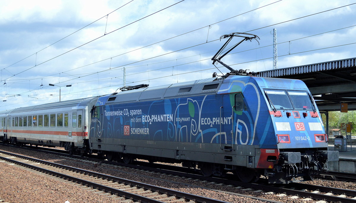 Die 101 042-0  ECOPHANT  als Schublok mit IC-Wagengarnitur am 22.04.17 Bf. Flughafen Berlin-Schönefeld.