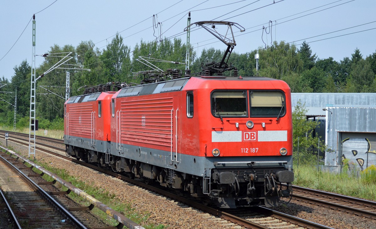 Die 112 187 war ca 1. Stunde zuvor in die Gegenrichtung  Richtung Oranienburg alleine unterwegs gewesen und kam mit 112 119 am Haken Richtung Berlin wieder zurück am 28.07.14 Mühlenbeck/Mönchmühle b.Berlin.