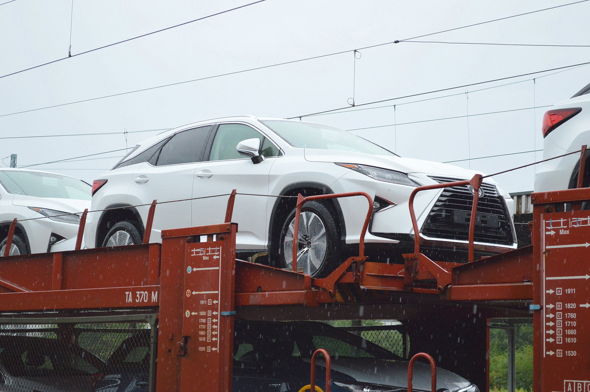 Die 4.Generation des SUV Kombi Lexus RX 450h bei der Auslieferung per Bahn am 27.07.16 Bf. Flughafen Berlin-Schönefeld.