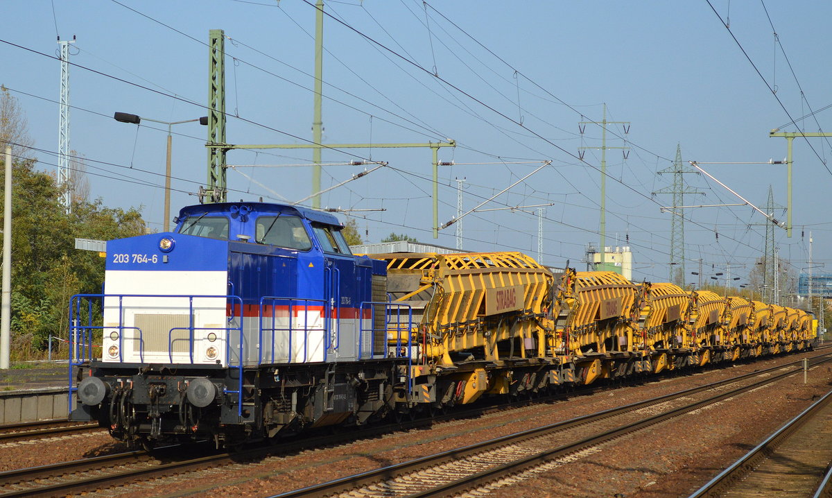 Die Alstom Mietlok 203 764-6 (203 165-6) mit einigen Materialförder- und Siloeinheiten vom Typ MFS-100 der Fa. STRABAG + Beiwagen und am Ende die von Alstom für die FA KGT angemietete 203 737 (203 136-7) am 16.10.17 Bf. Flughafen Berlin-Schönefeld.