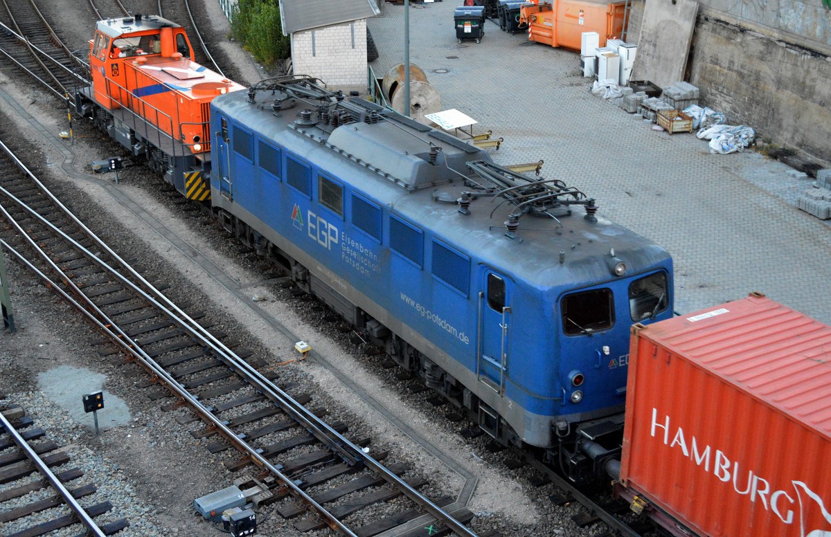 Die von der BEHALA angemietete Northrail Lok 273 006-3 rangiert die EGP Lok 140 824-4 und Containerzug vom Containerterminal Berliner Westhafen zum Bereitstellungspunkt gegenüber dem Berliner Westhafen, die jeden Montag Richtung Hamburg abfährt, 12.10.15 Berlin Putlitzbrücke. 