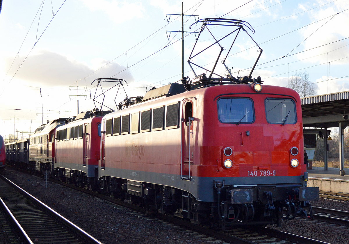Die beiden ehemaligen RBH Loks aktuell jetzt bei der Erfurter Bahnservice GmbH (EBS) mit der Doppeltraktion 140 789-9 + 140 815-2 mit ihrer 241 353-2 und einem Ganzzug offener Drehgestellwagen (Typ Eanos von ERR) am Haken bei der Durchfahrt Bf. Flughafen Berlin-Schönefeld.