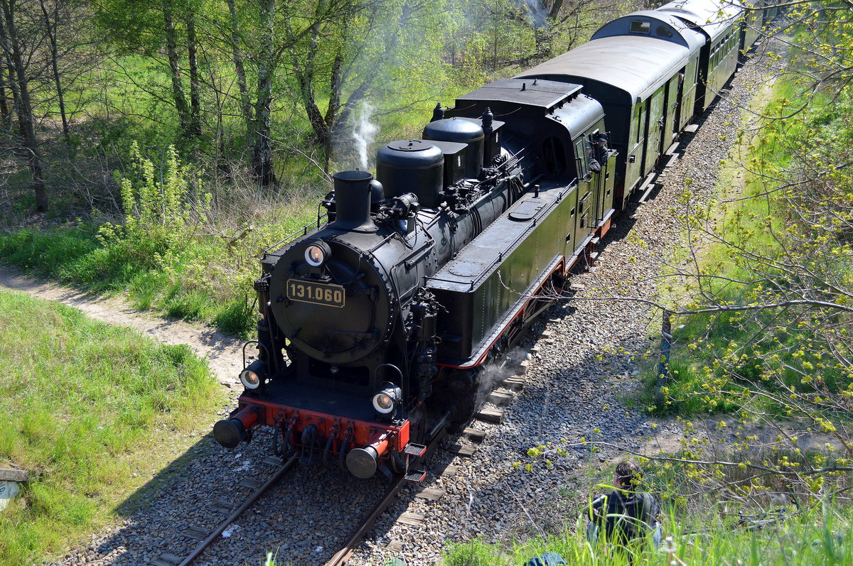 Die Berliner Eisenbahnfreunde e.V. fuhren zu ihrem Frühlingsfest in Basdorf mit ihrem Sonderzug mit der Dampflok 131.060 und am anderen Ende mit der Diesellok 346 826-1 der Fa. Laeger & Wösterhöfer Verkehrsunternehmen auf der Museumsbahnstrecke zwischen Basdorf unf Berlin Reinickendorf, 05.05.16 Höhe Bahnunterführung Mönchmühle.