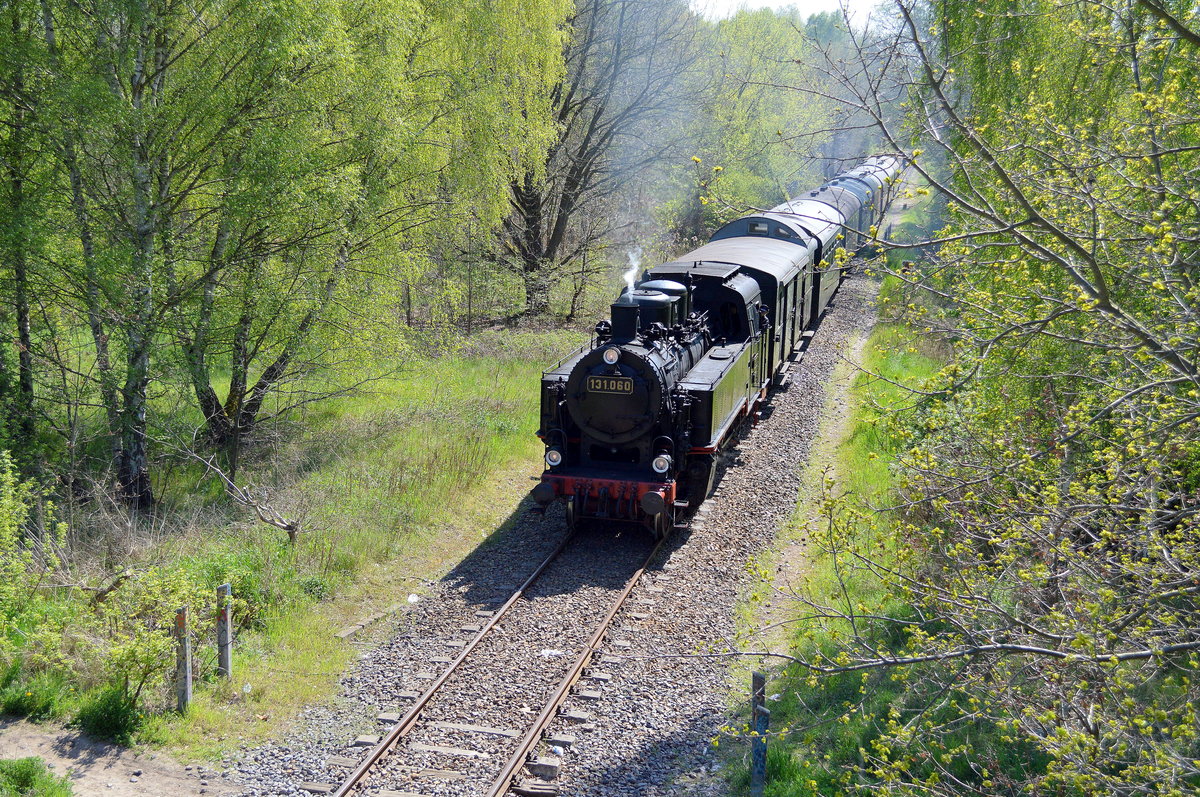 Die Berliner Eisenbahnfreunde e.V. fuhren zu ihrem Frühlingsfest in Basdorf mit ihrem Sonderzug mit der Dampflok 131.060 und am anderen Ende mit der Diesellok 346 826-1 der Fa. Laeger & Wösterhöfer Verkehrsunternehmen auf der Museumsbahnstrecke zwischen Basdorf unf Berlin Reinickendorf, 05.05.16 Höhe Bahnunterführung Mönchmühle.