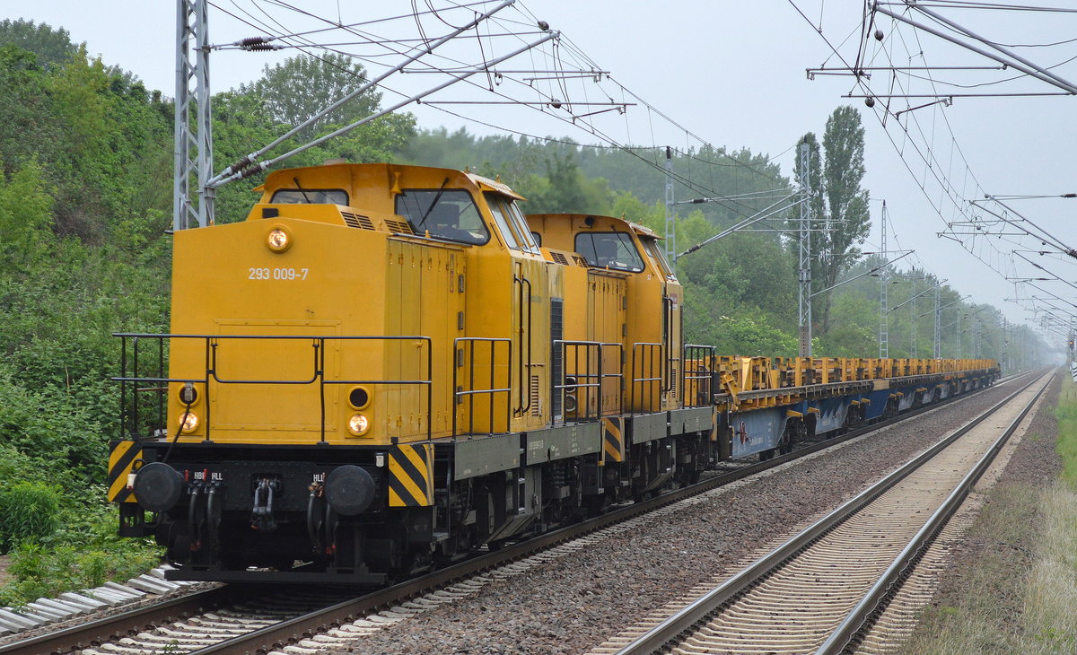 Die DB Bahnbau Gruppe mit der Doppeltraktion 293 009-7/Lok 7 + 293 008-9/Lok 3 mit einem zusamengekuppelten Transportsystem für Langschienen (bis 120 m) vom Hersteller Robel der Fa. voestalpine Rail Center Königsborn GmbH, der Spezailfirma für Langschienentransporte in Deutschland, 26.05.16 Berlin Hohenschönhausen.