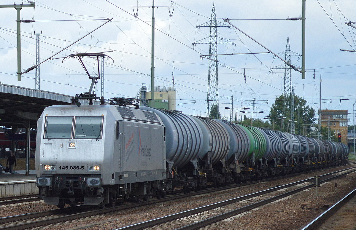Die einstige NIAG und dann einige Zeit schwarze MRCE 145 086-5 fährt nun seit einiger Zeit als silberne RHC Lok, hier mit Kesselwagenzug am 12.08.16 Durchfahrt Bf. Flughafen Berlin-Schönefeld.