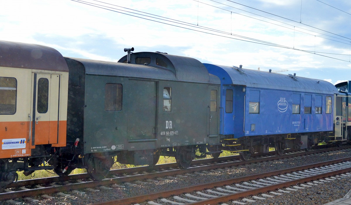 Die Eisenbahnfreunde Traditionsbahnbetriebswerk Straßfurt e.V. mit einem alten DR Postwagen Nr.DR 40 50 940-0379-6(P) Pwg (D-EFST 49 80 94-59 008-9) Stassfurt am 20.09.15 in einem Sonderzug zum Berlin macht Dampf Herbstfest im BW Berlin-Schöneweide Höhe Berlin-Adlershof.