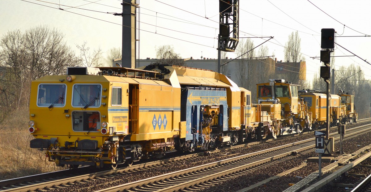 Die Fa. GBW mit ihren Gleisbaumaschinen P&T UNIMAT 09-475/4s + SSP 110 SW + UNIMAT 08-275/3S + SSP 100 in einem Zug am 23.03.15 Berlin-Pankow.