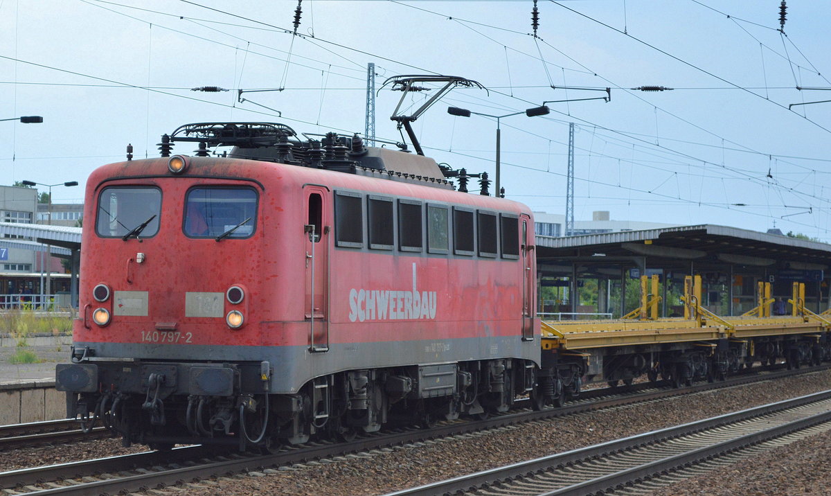 Die Fa. Logistik Dienstleistung und Service GmbH (LDS) Einsteller dieser 140 797-2 fährt im Auftrag der Fa. SCHWEERbau u.a. Ganzzüge mit Oberbaustoffwagen für Langschienentransporte in ganz Deutschland, jetzt also mal seit längerem wieder in unserer Gegend unterwegs, 29.07.16 Bf. Flughafen Berlin-Schönefeld. Schade das sich die Fa. für die Optik dieser Lok anscheinend weniger interessiert.